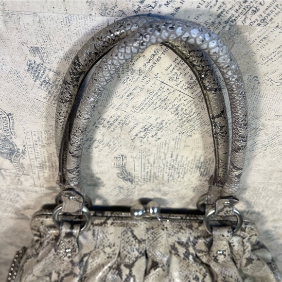 Kenneth Cole Snake Embossed Leather Bag with Kiss-lock Closure - Picture 7 of 13